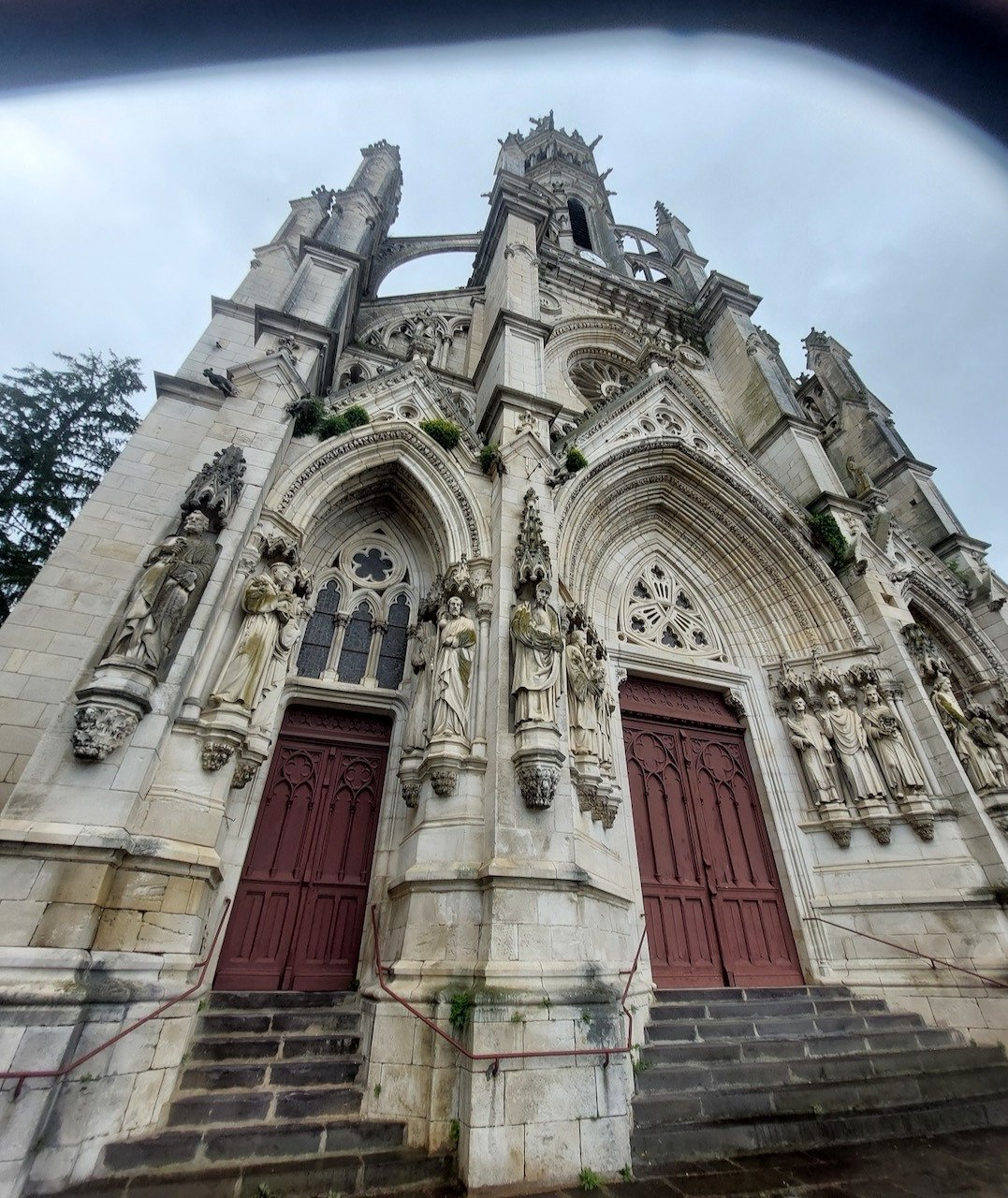 Façade d'une basilique gothique