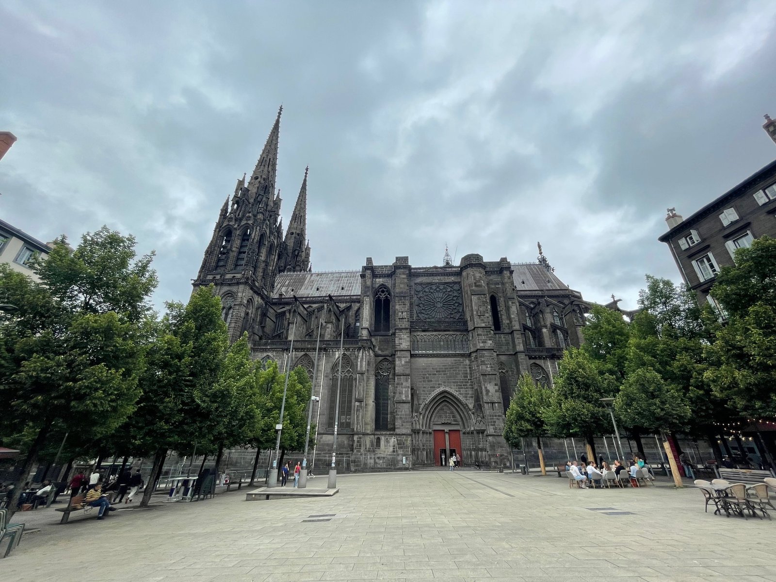 Cathédrale de Clermont-Ferrand sur la place vue de côté