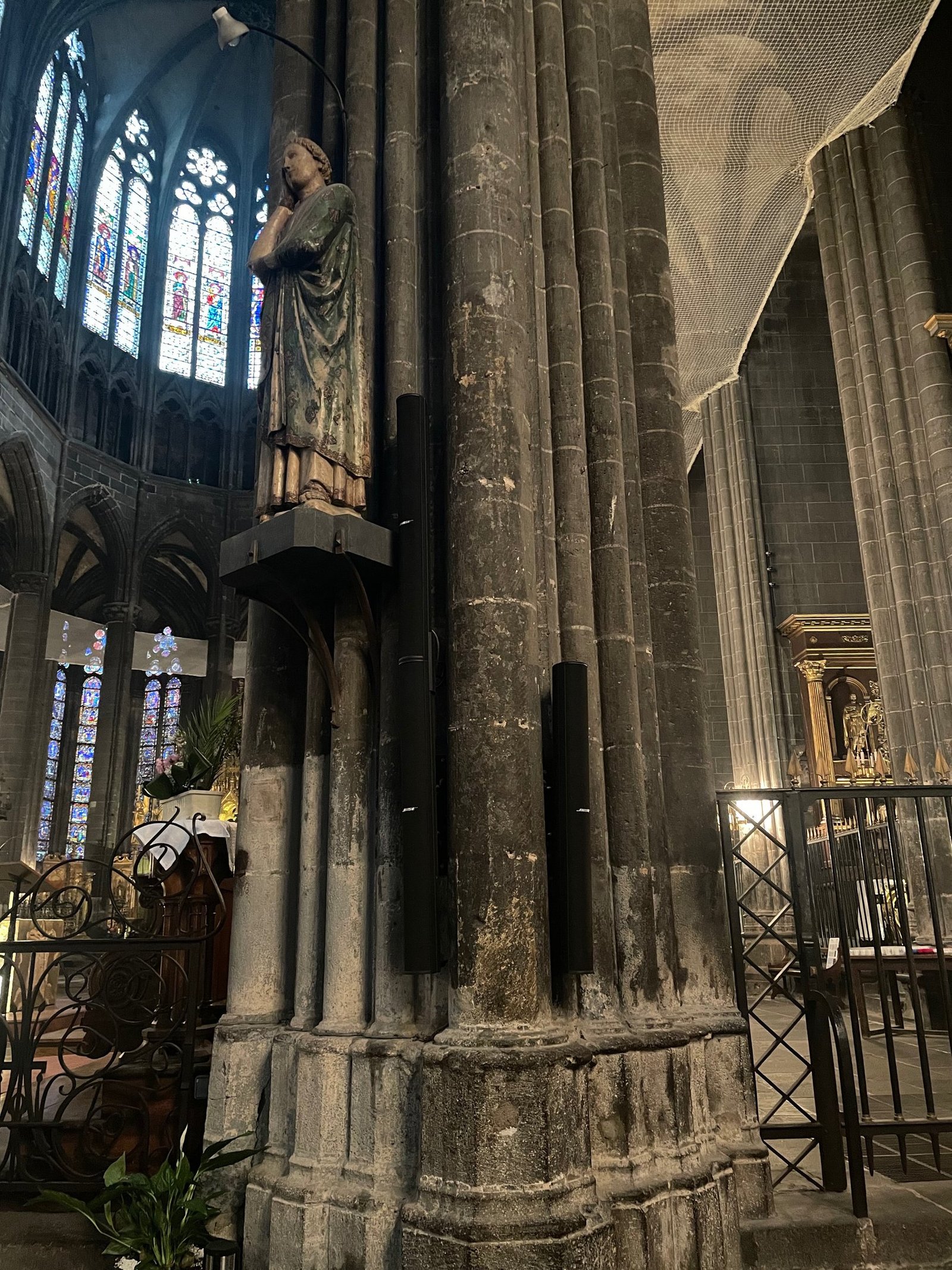 Colonnes sonores installées sur une partie de la cathédrale