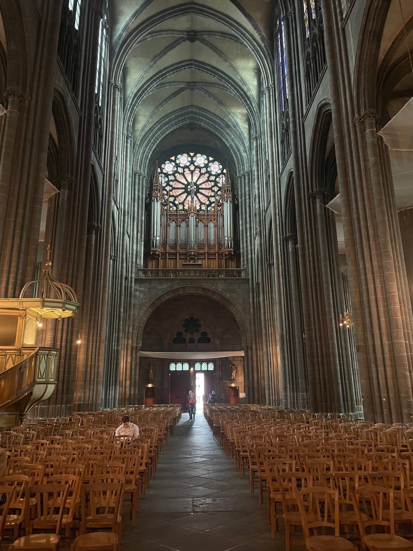 La nef et la vue sur l'orgue