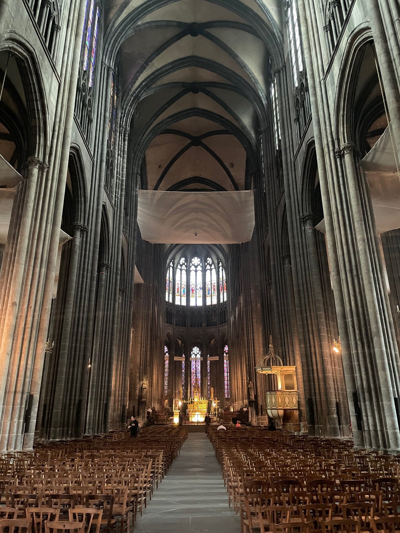 La nef et le plafond de la cathédrale