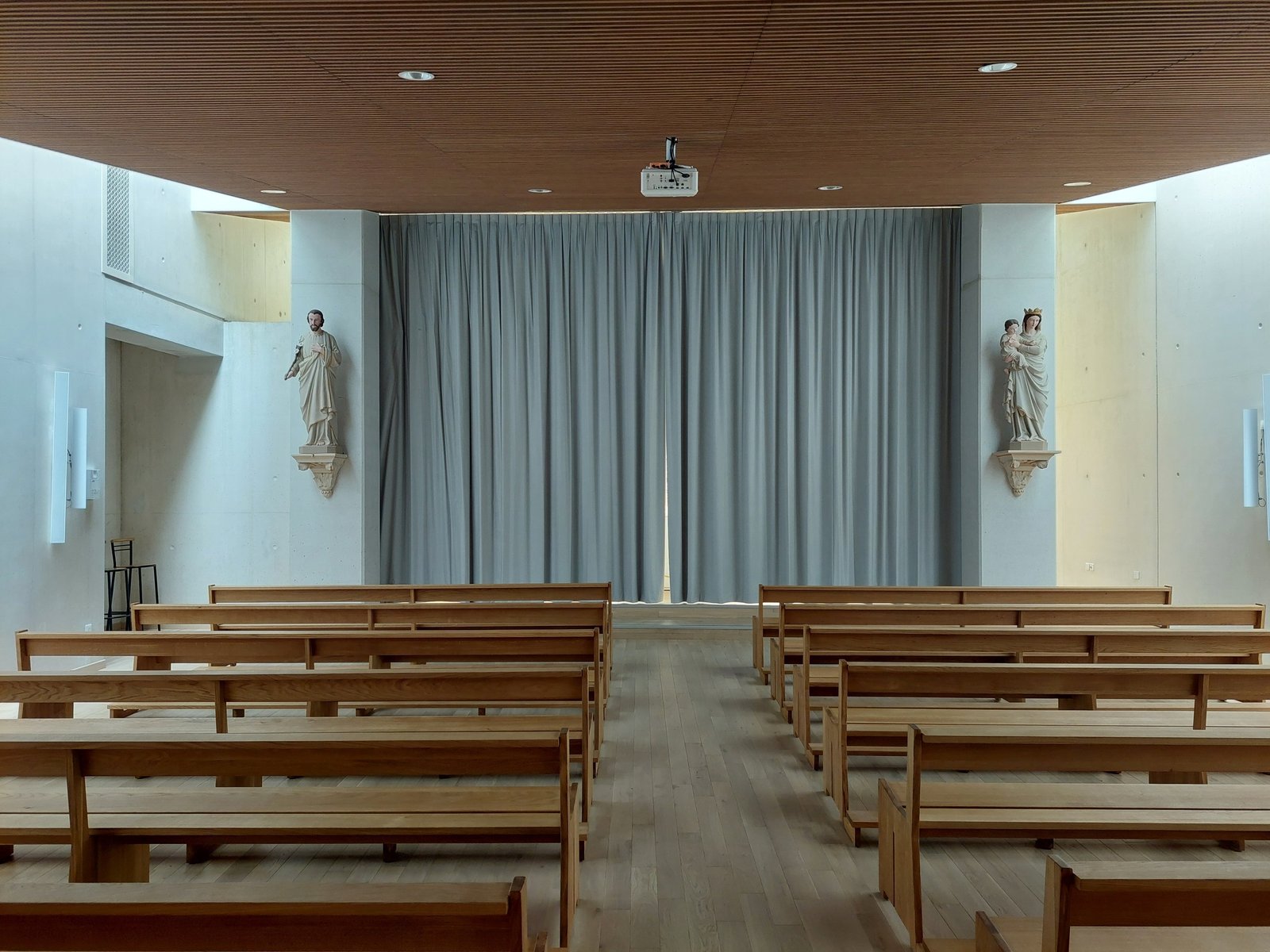 Vue intérieure église à Lyon avec rideau fermé