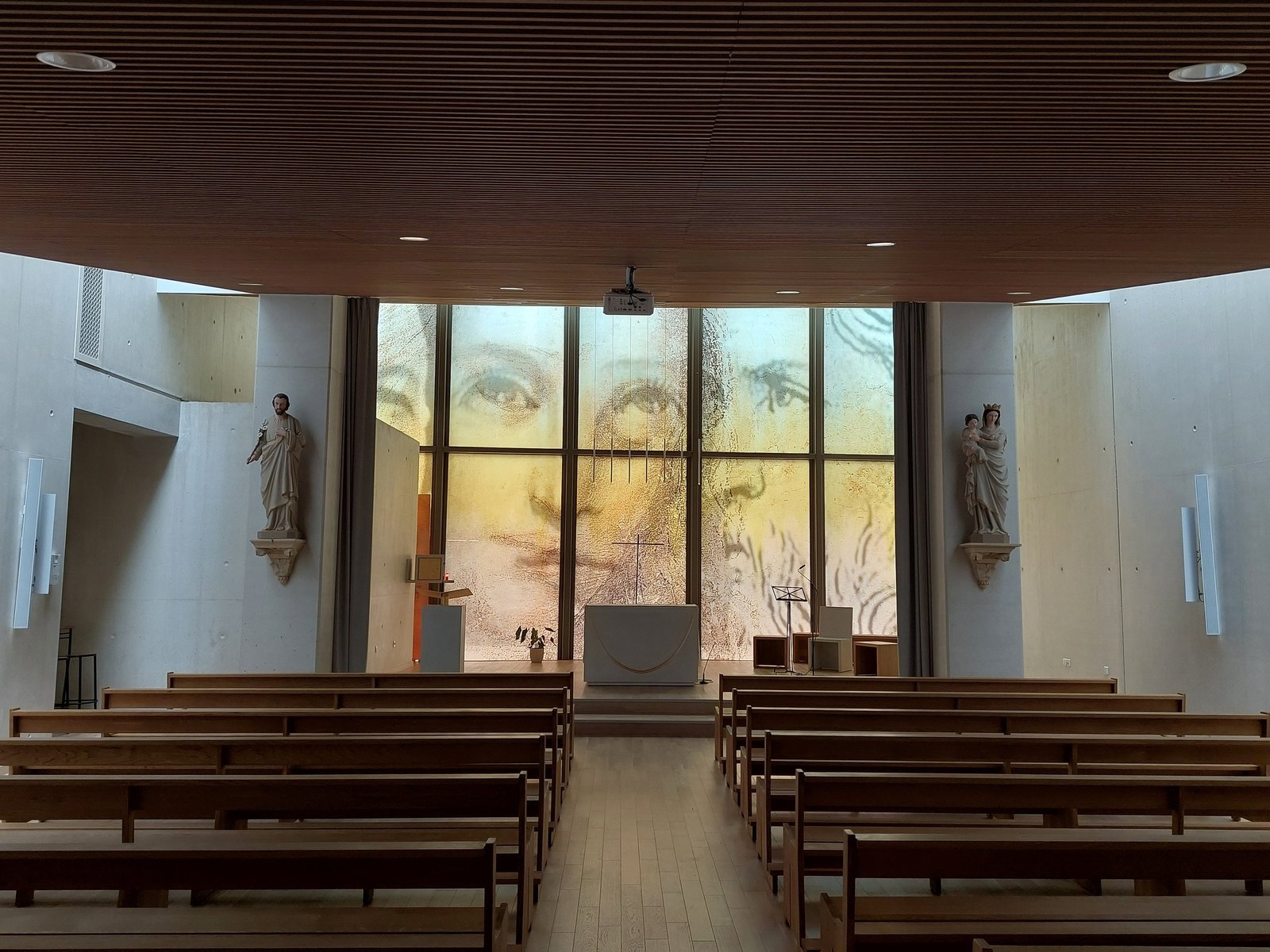 Vue intérieure de l'église sonorisée à Lyon