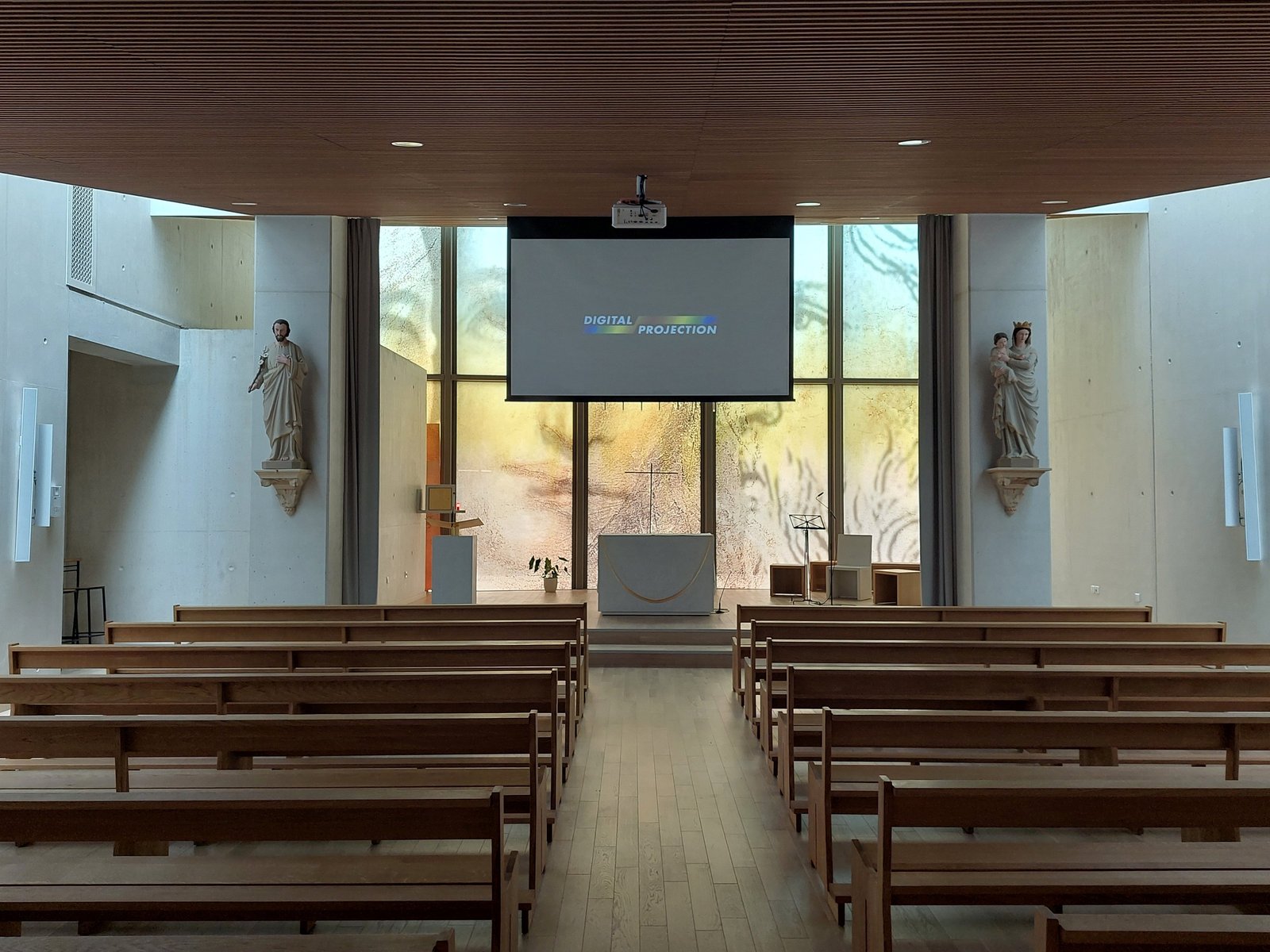 Vue intérieure église à Lyon avec vidéoprojection