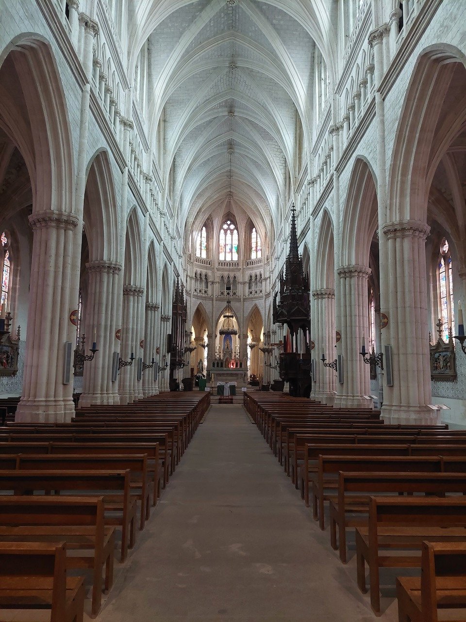 Installation acoustique dans une église avec boucle magnétique pour malentendants