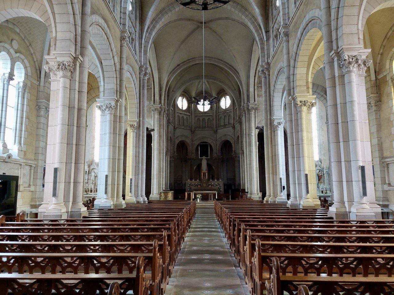 Colonne sonore installée discrètement le long d'un pilier d'église