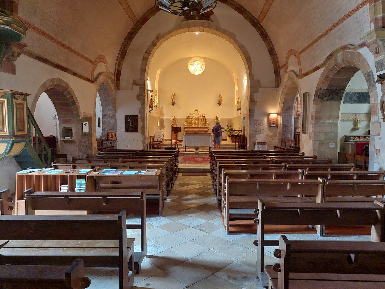 Technicien effectuant la maintenance d'un système de sonorisation d'église